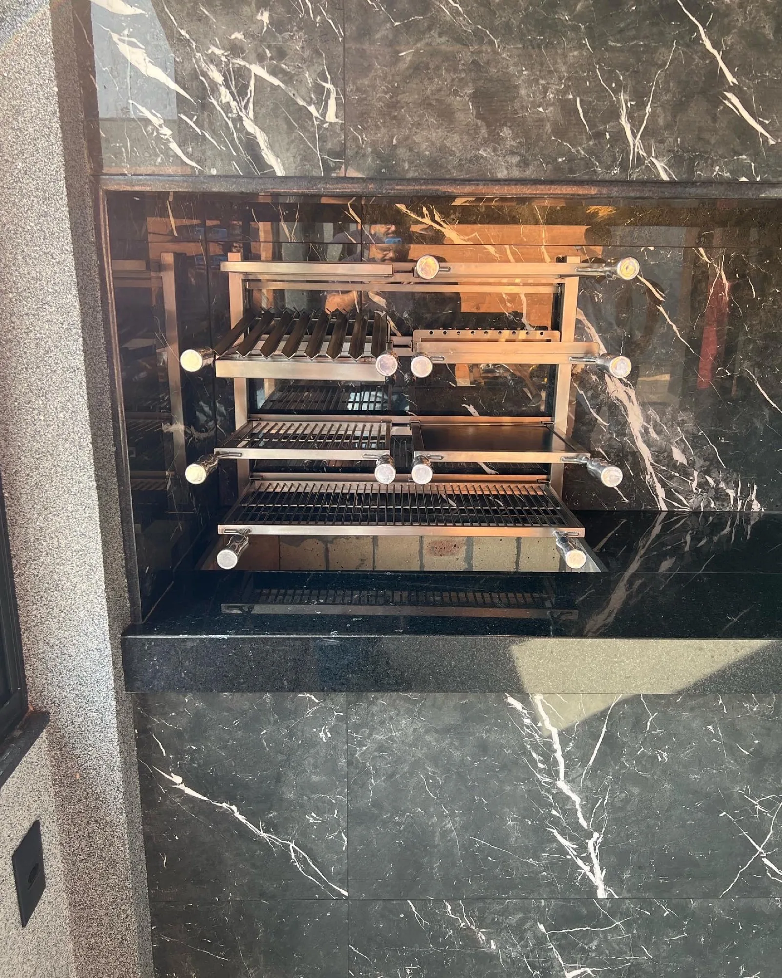 Brava Grill Ossoboca integrada a uma cozinha gourmet em mármore preto