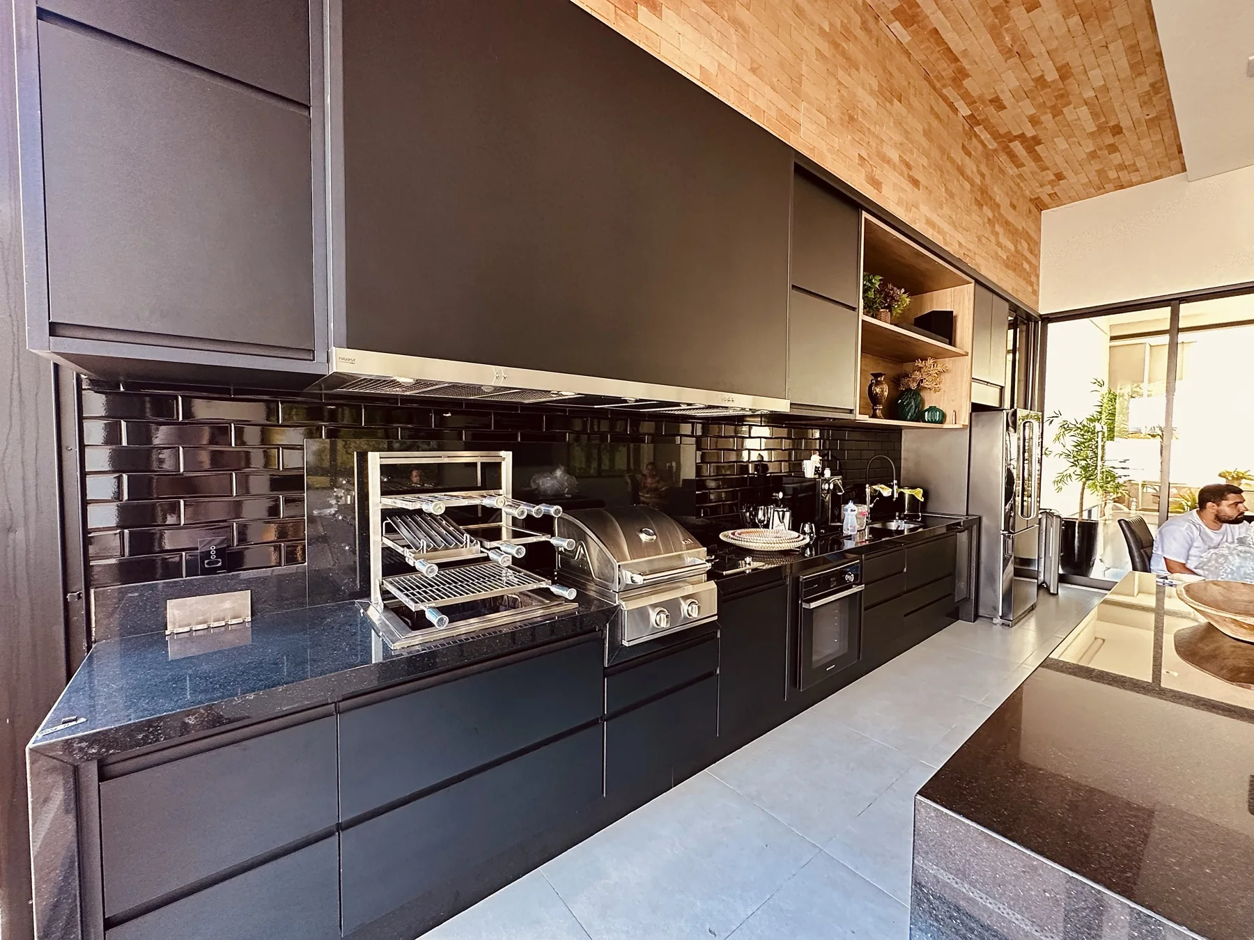 Cozinha gourmet preta completa com Grill Ossoboca embutido na bancada