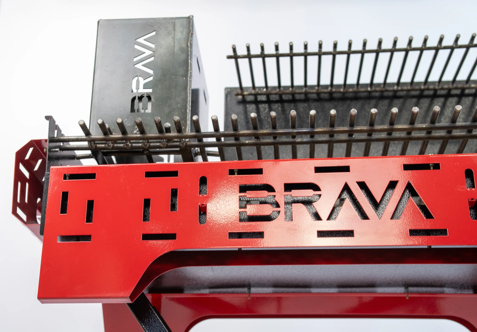 Vista frontal da Brava T700 Red com a marca Brava em destaque