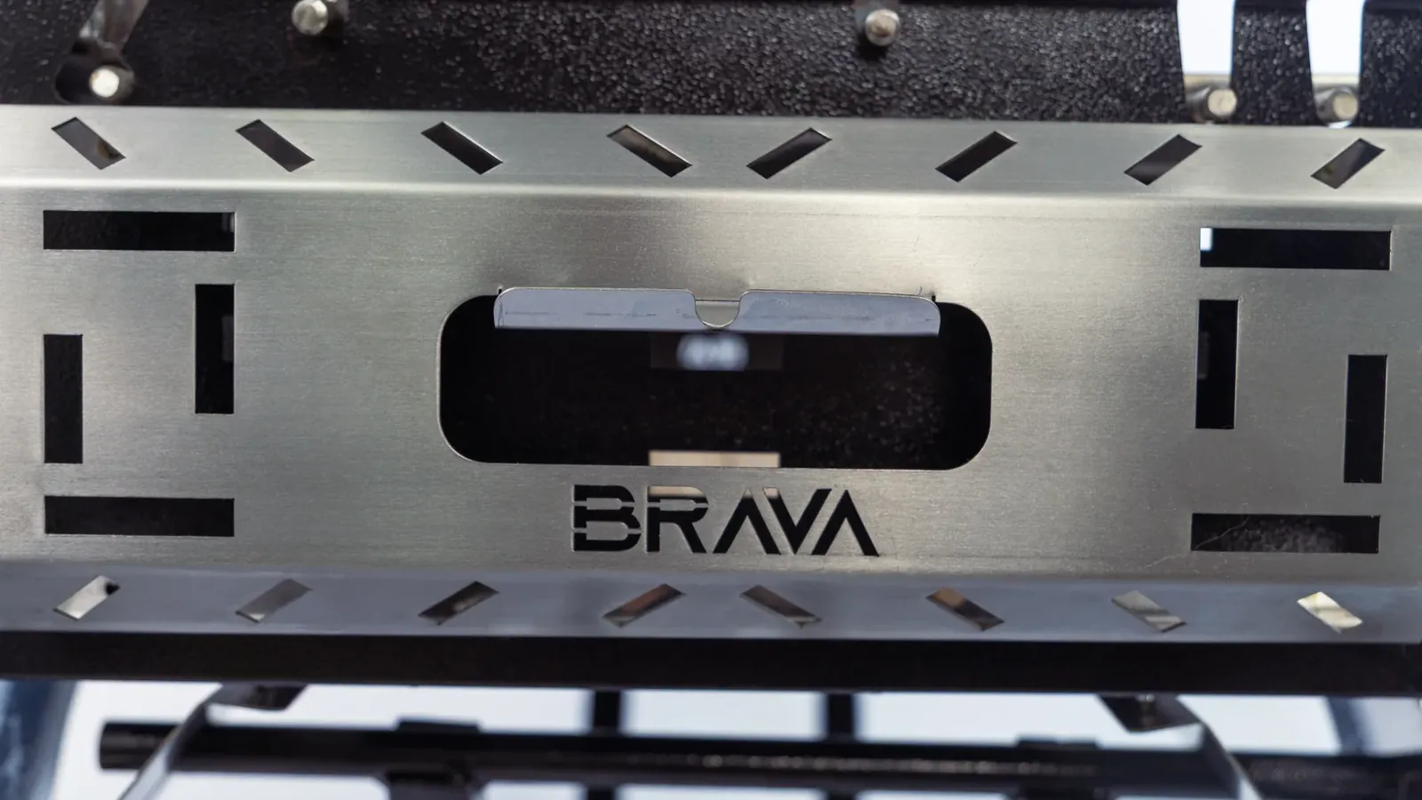 Painel frontal em inox 304 escovado com a marca Brava recortada na chapa